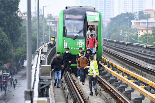 Tàu Cát Linh đột ngột dừng trong mưa dông, lãnh đạo Metro Hà Nội nói gì?