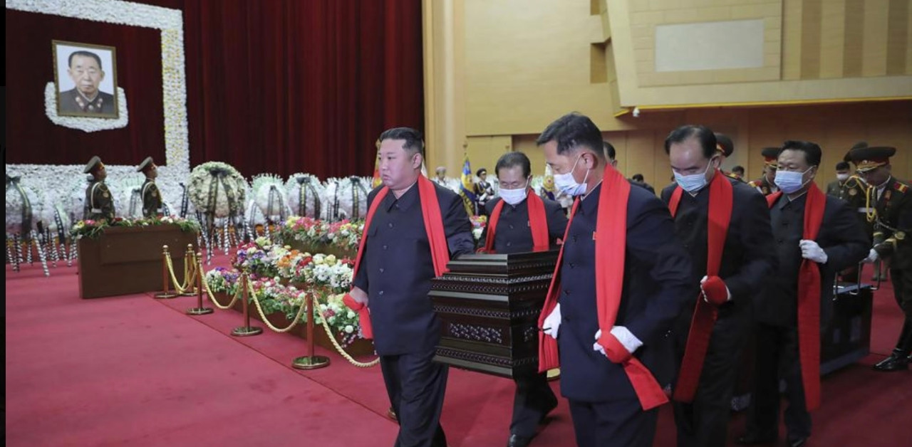 Mr. Kim Jong Un participated in carrying the military marshal’s coffin