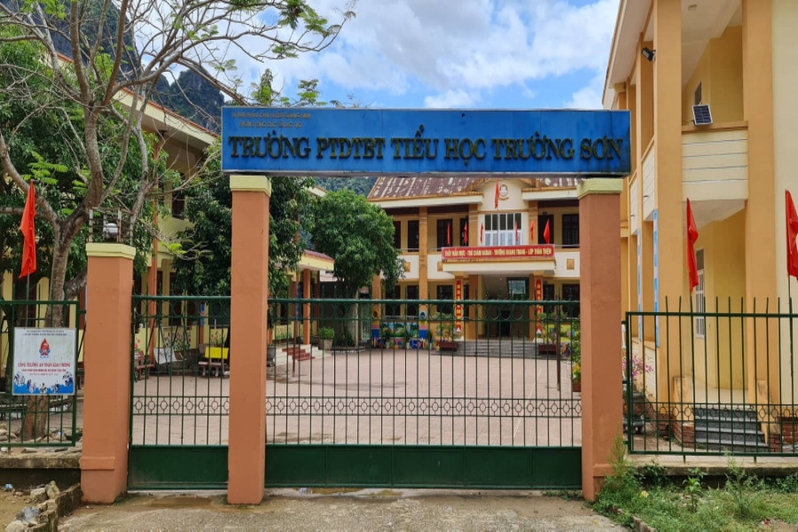 Dân tố phó chủ tịch xã cho con học trái tuyến để hưởng trợ cấp