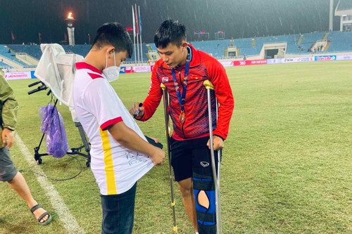 Cầu thủ U23 Việt Nam chống nạng nhận HCV: Chỉ cần chiến thắng là hết buồn