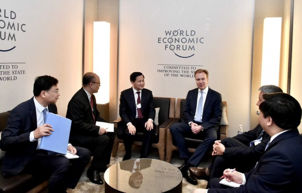 Deputy PM Le Minh Khai meets with WEF President Borge Brende (third from right) in Davos. (Photo: VGP)