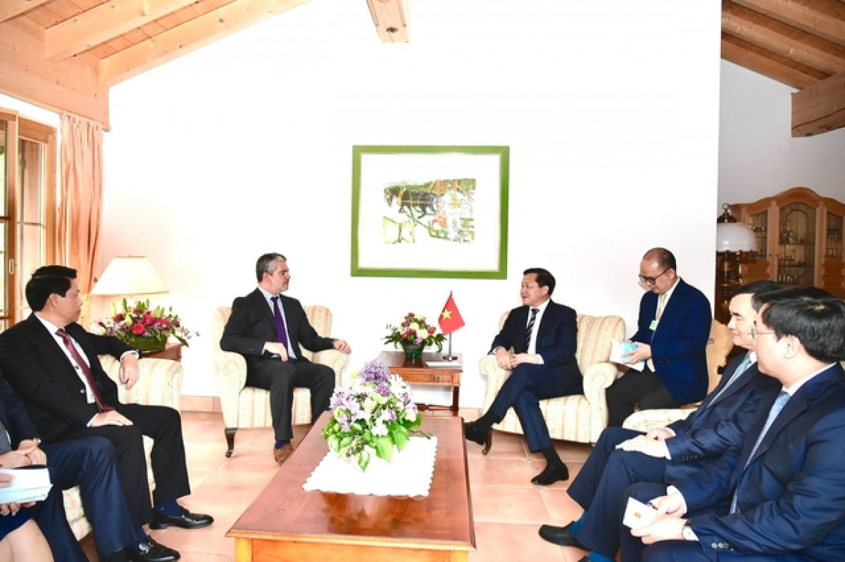 Deputy PM Le Minh Khai receives New Development Bank President Marcos Troyjo on the sidelines of the 52 WEF in Davos (Photo: VGP)