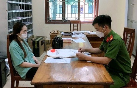 Đến nhà chị gái ngủ nhờ, người phụ nữ bị cháu dâu trộm 3,2 cây vàng