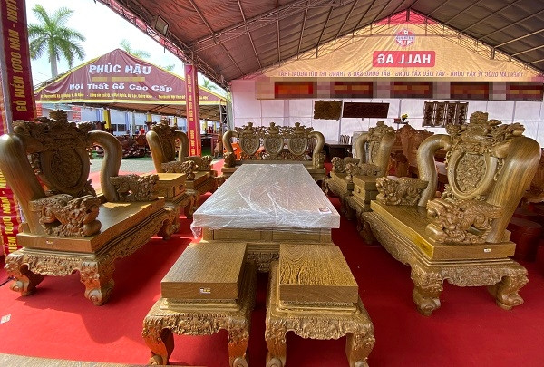 Những bộ bàn ghế gỗ nghìn năm tuổi giá tiền tỷ, đại gia mới dám tậu