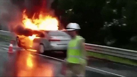 Ô tô con cháy ngùn ngụt khi đang chạy cao tốc Hà Nội - Hải Phòng