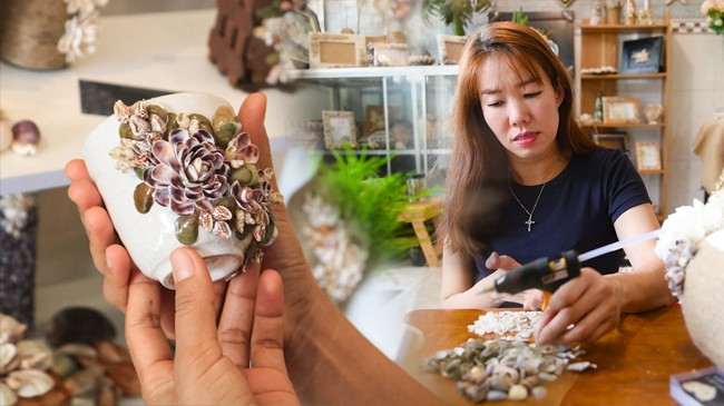 Cô gái khiếm khuyết ‘thổi hồn’ cho những bức tranh bằng vỏ ốc