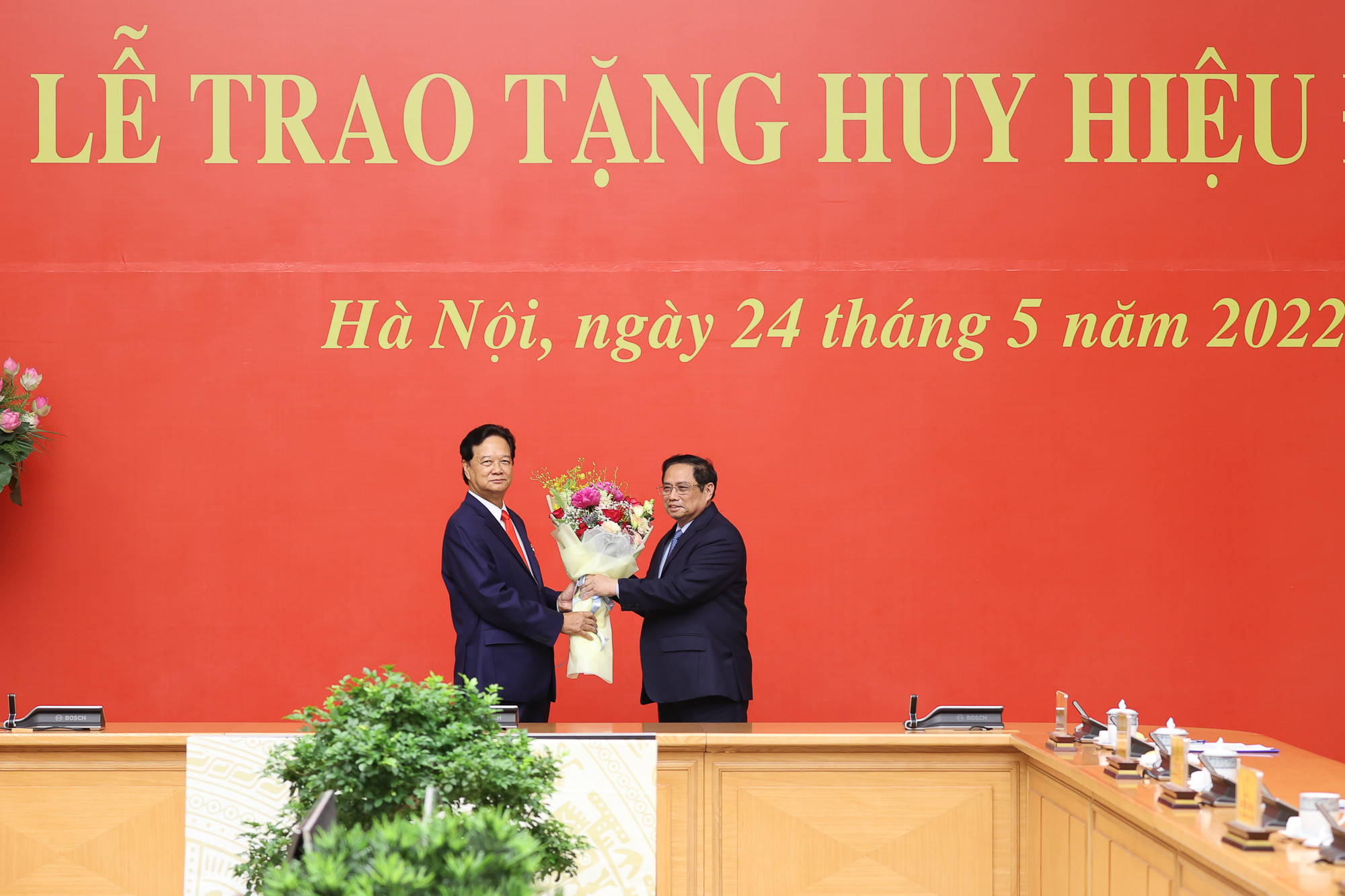 Trao Huy hiệu 55 năm tuổi Đảng tặng nguyên Thủ tướng Nguyễn Tấn Dũng - Ảnh 2.