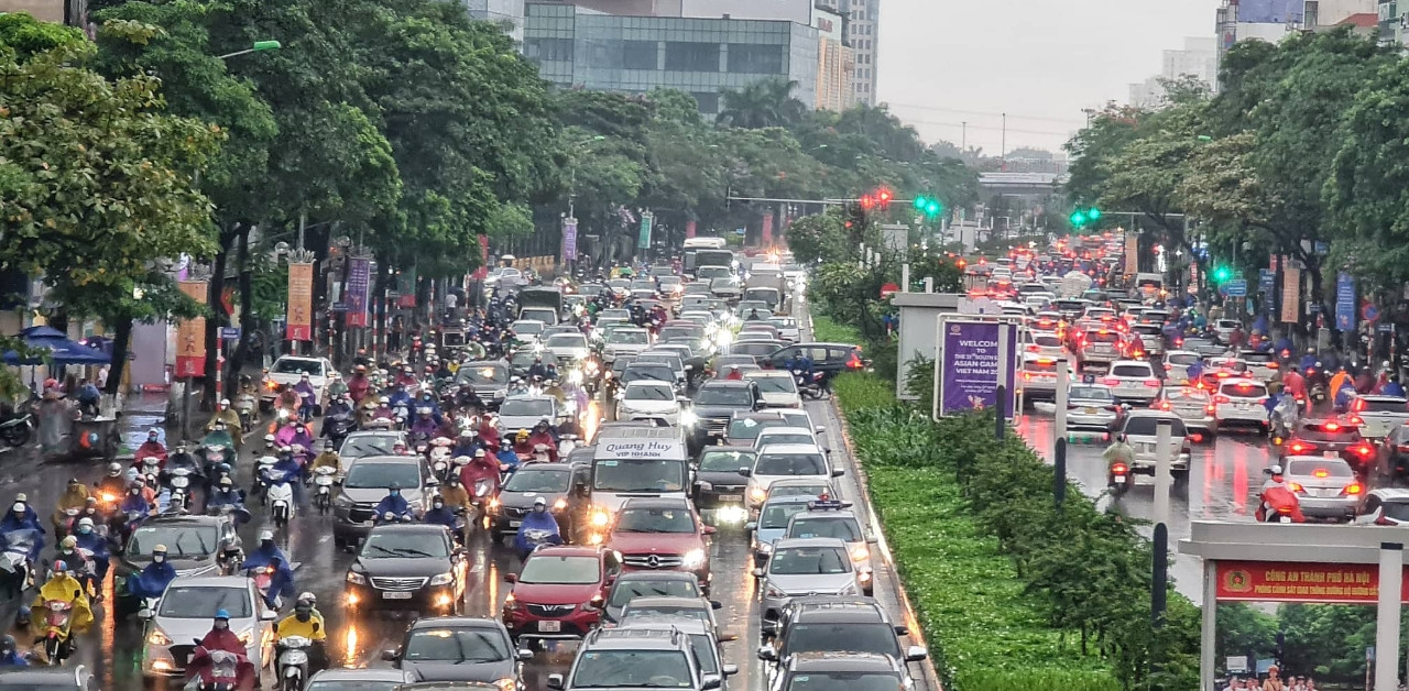 Heavy rain, Hanoi streets into giant parking lots