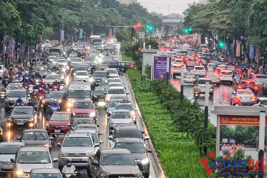 Mưa dầm dề, đường phố Hà Nội thành bãi đỗ xe khổng lồ
