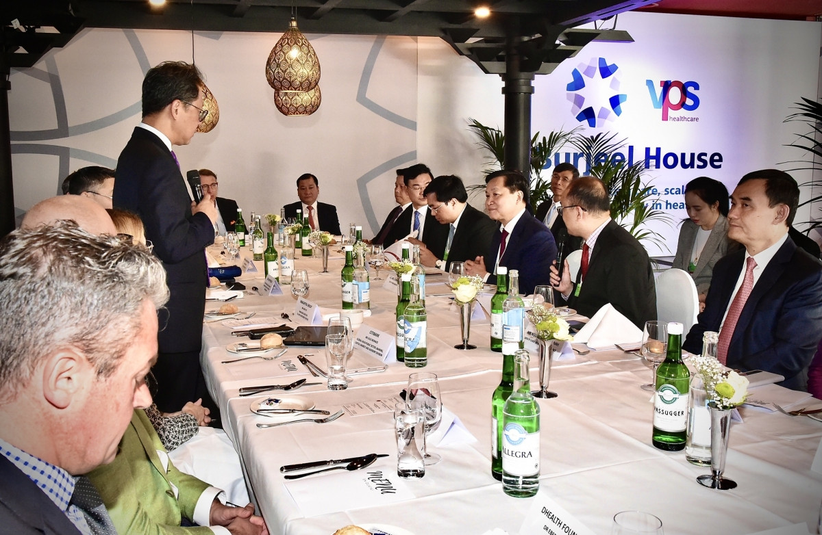 Deputy Prime Minister Le Minh Khai has a series of meetings with many business leaders of Wonderloop, Horasis, Menzies Aviation, dHealth Foundation, NAS, Citibank, HSBC, and ToGo (Photo:VGP)