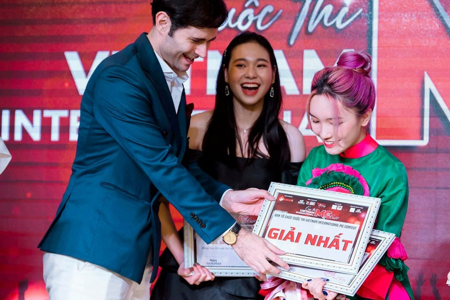Khánh Linh giành quán quân Vietnam International MC Contest