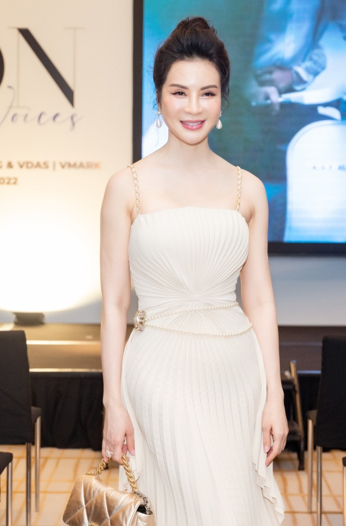Người đẹp Thanh Mai mặc váy tôn dáng. Cô còn làm diễn giả hội thảo chủ đề Xu hướng và tổng quan thị trường kinh doanh thời trang 2022 trong khuôn khổ sự kiện.