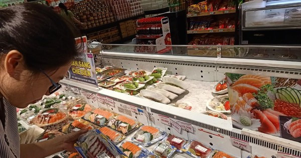 Cá hồi tăng giá kỷ lục, người dân ngại chi tiền mua