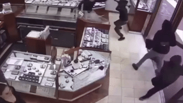 Xông vào cửa hàng trang sức, nhóm cướp bị nhân viên cửa hàng đánh cho tả tơi