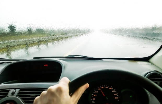 Ba nguyên tắc giúp bạn an toàn khi lái xe dưới trời mưa to sấm sét