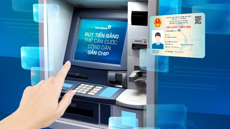 Sử dụng thẻ CCCD để rút tiền mặt tại máy ATM. Ảnh minh hoạ Vietinbank