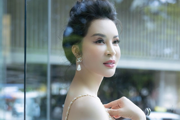 MC Thanh Mai is sexy at the age of 49