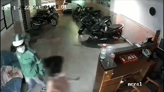 Vừa đút điện thoại vào túi, tên trộm đành phải moi ra sau câu nói của nữ lễ tân