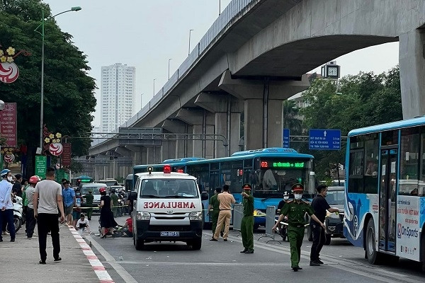 Văng vào bánh xe khách, cháu bé 2 tuổi ở Hà Nội tử vong