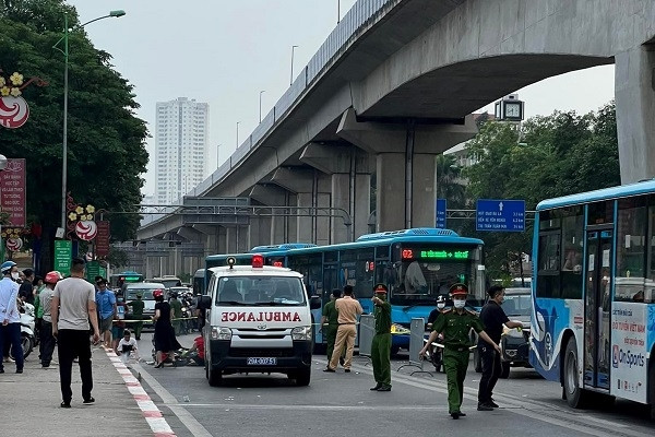 Falling into a passenger wheel, a 2-year-old boy in Hanoi died