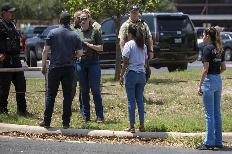 The female teacher told the moment to protect students in the shooting incident