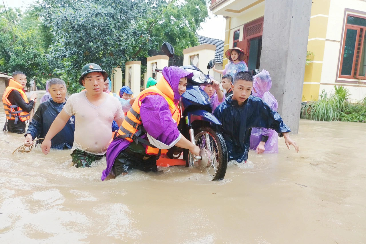 Cận cảnh nước dâng tận nóc nhà ở Tam Đảo - 1
