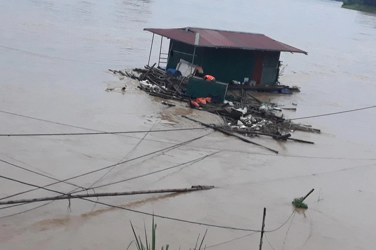 Cận cảnh nước dâng tận nóc nhà ở Tam Đảo - 13