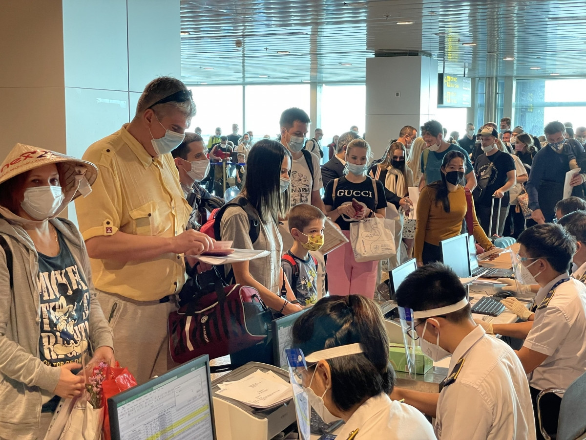 Foreign visitors flocking to Nha Trang show the strong recovery of local tourism services in the post-COVID-19 period. (Photo: nld.com,vn)