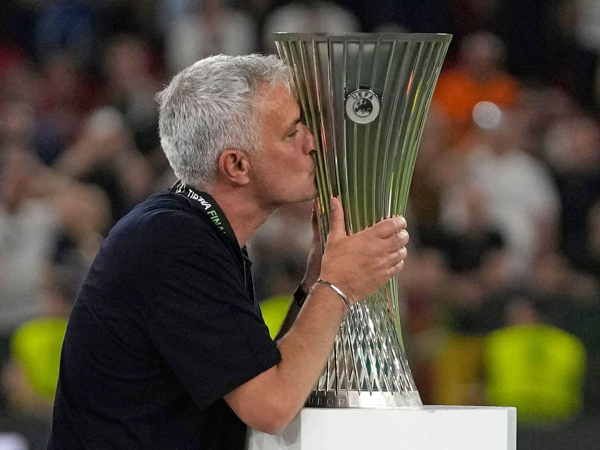 Tính đến thời điểm hiện tại, Mourinho giành 26 danh hiệu lớn nhỏ đến thời điểm này trên cương vị HLV. Nổi bật trong số này là 2 chức vô địch Champions League và các ngôi quán quân UEFA Cup/Europa League (2), Premier League (3), La Liga (1) và Serie A (2).