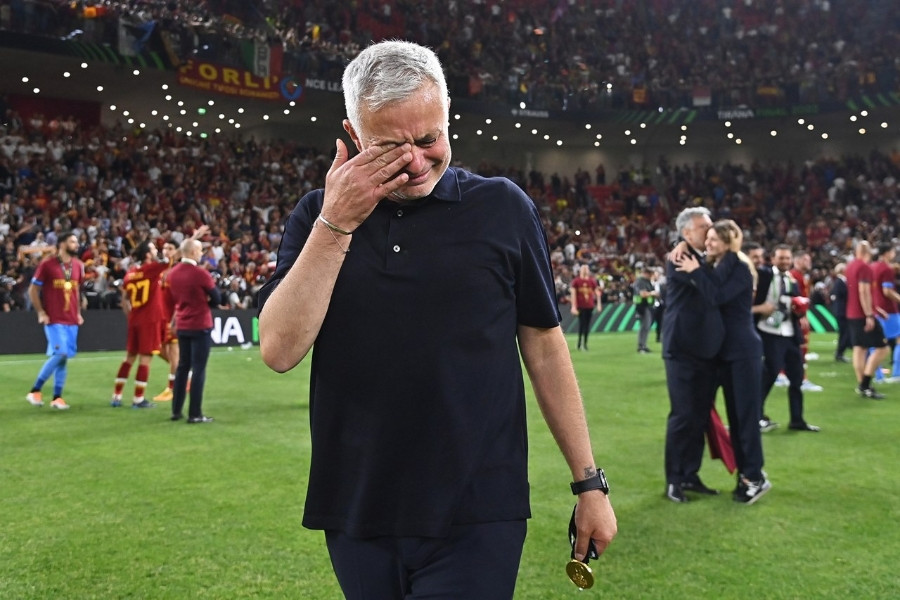 Mourinho bật khóc trong ngày lập chiến tích vô tiền khoáng hậu