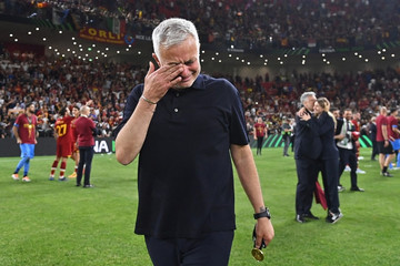 Mourinho bật khóc trong ngày lập kỷ lục vô tiền khoáng hậu