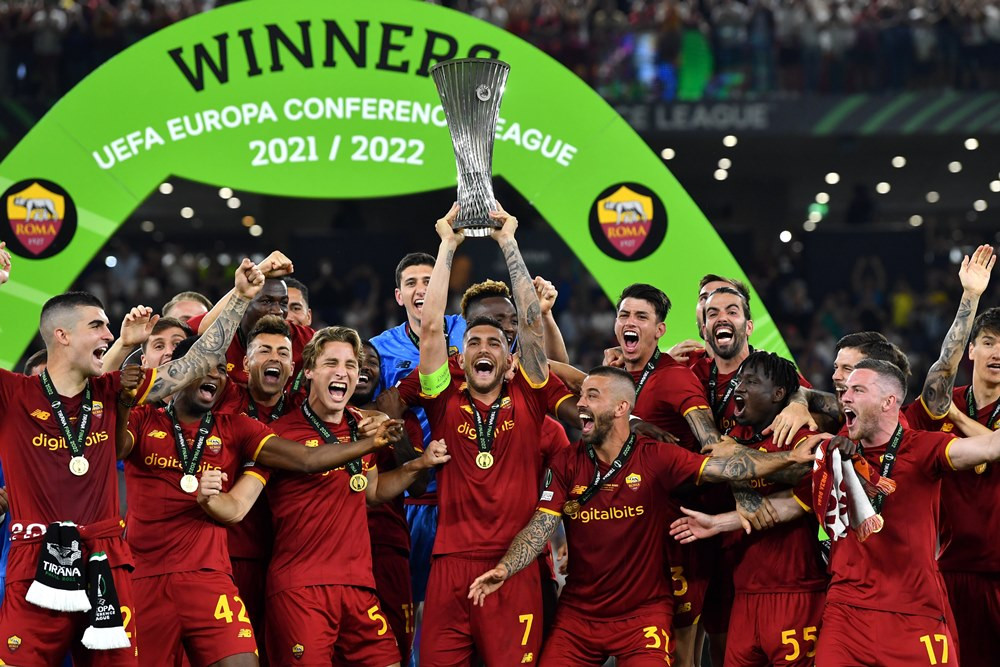 Với ngôi quán quân Europa Conference League, Roma đã lần đầu tiên đoạt được 1 danh hiệu kể từ mùa 2007-08. Ở chiến dịch cách đây 14 năm, Giallorossi giành ngôi quán quân Coppa Italia.