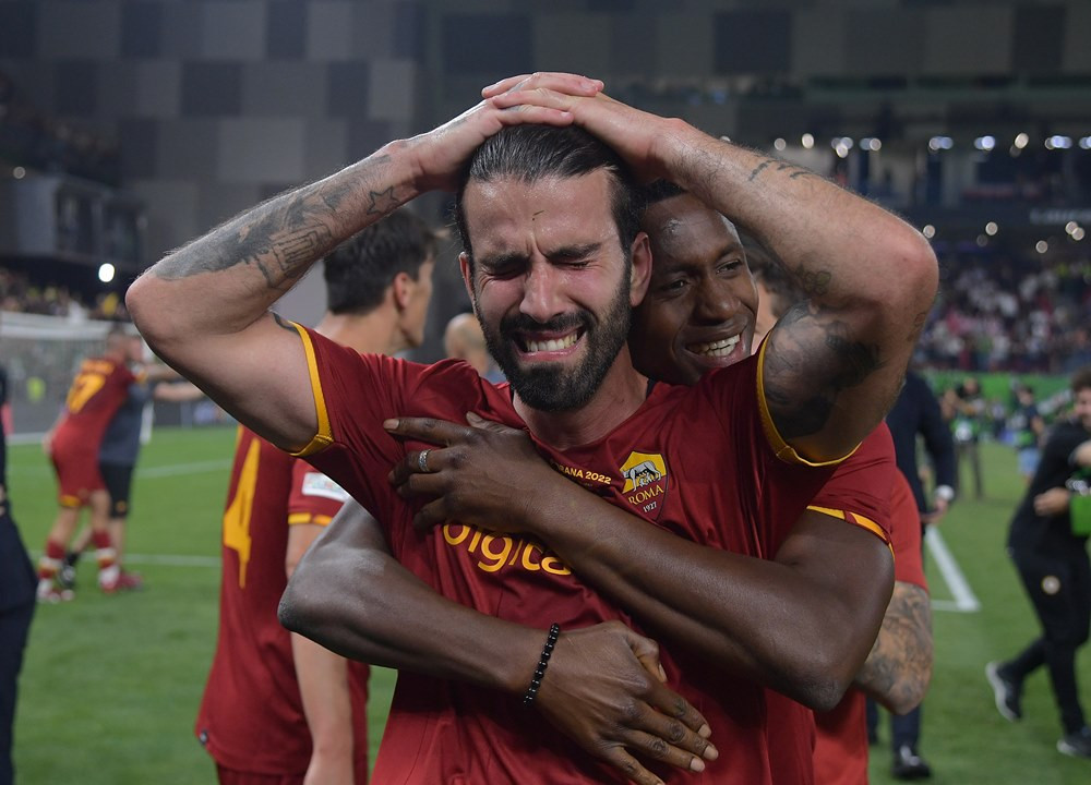 Các cầu thủ AS Roma tỏ ra rất xúc động với danh hiệu Europa Conference League
