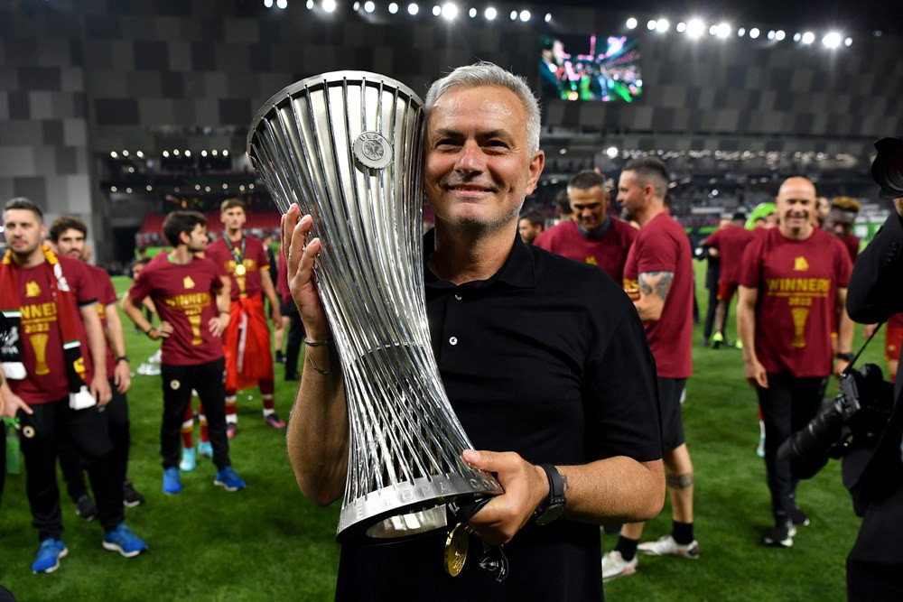 Trong ngày giúp AS Roma vô địch, HLV Jose Mourinho đã làm được điều chưa từng thấy trong lịch sử. Chiến lược gia người Bồ Đào Nha trở thành HLV đầu tiên giành ngôi quán quân ở 3 giải đấu Champions League, Europa League và Europa Conference League. 