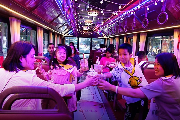 Quán lẩu di động trên xe buýt mới toanh ở Trung Quốc