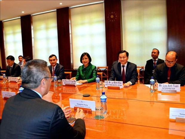 Deputy PM works with WTO deputy director-general in Geneva hinh anh 1