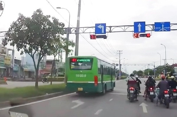Xe buýt ở TP.HCM chạy tốc độ cao vượt đèn đỏ, tài xế bị đình chỉ 7 ngày