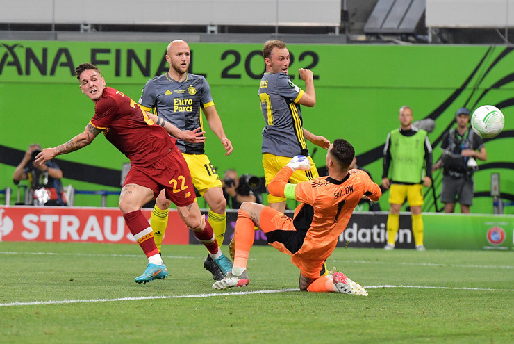 Mãi tới phút 32, thế quân bình trận đấu mới bị phá vỡ và đội bóng có niềm vui là Roma. Từ đường chuyền tốt của Mancini, Zaniolo đỡ bóng rồi dứt điểm khéo léo về góc gần để giúp Roma vượt lên dẫn 1-0
