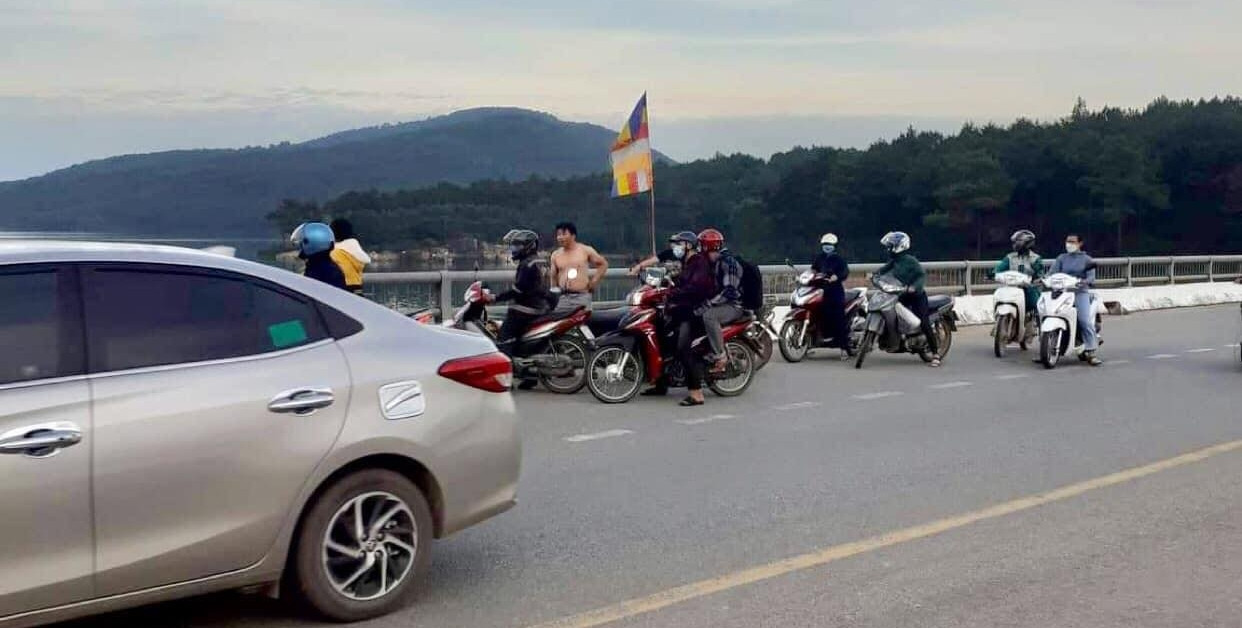 Parents and children in Thanh Hoa hug each other and jump from the bridge to commit suicide