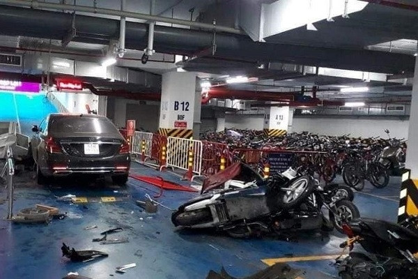 Mercedes Maybach tông loạt xe máy dưới hầm chung cư, một người bị thương
