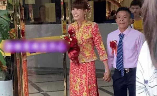 The 19-year-old bride who married her 30-year-old husband was shorter than half her head, it turned out that the groom used a "great trick" to bring her back to the palace!  - Photo 1.