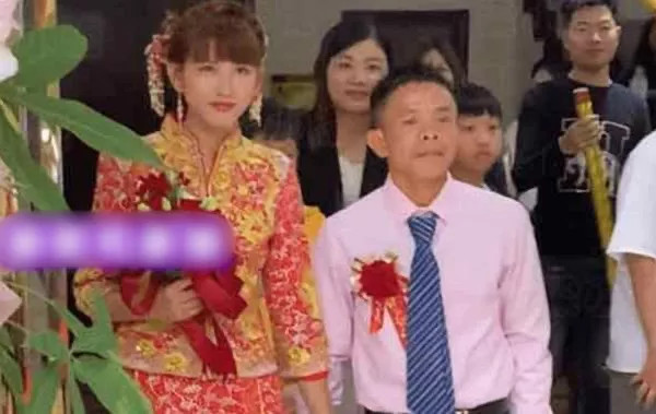 The 19-year-old bride who married her 30-year-old husband was shorter than half her head, it turned out that the groom used a "great trick" to bring her back to the palace!  - Photo 2.