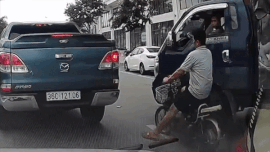 Chen giữa hai ô tô, người đàn ông đi xe đạp điện dính trọn 2 cú va đập