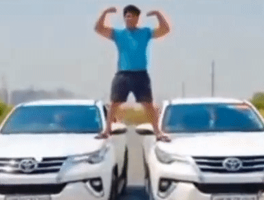 Thanh niên bị cảnh sát bắt giữ vì đứng trên hai chiếc Toyota Fortuner đang di chuyển