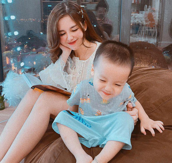 hot girl co bau khi dang hoc anh 1