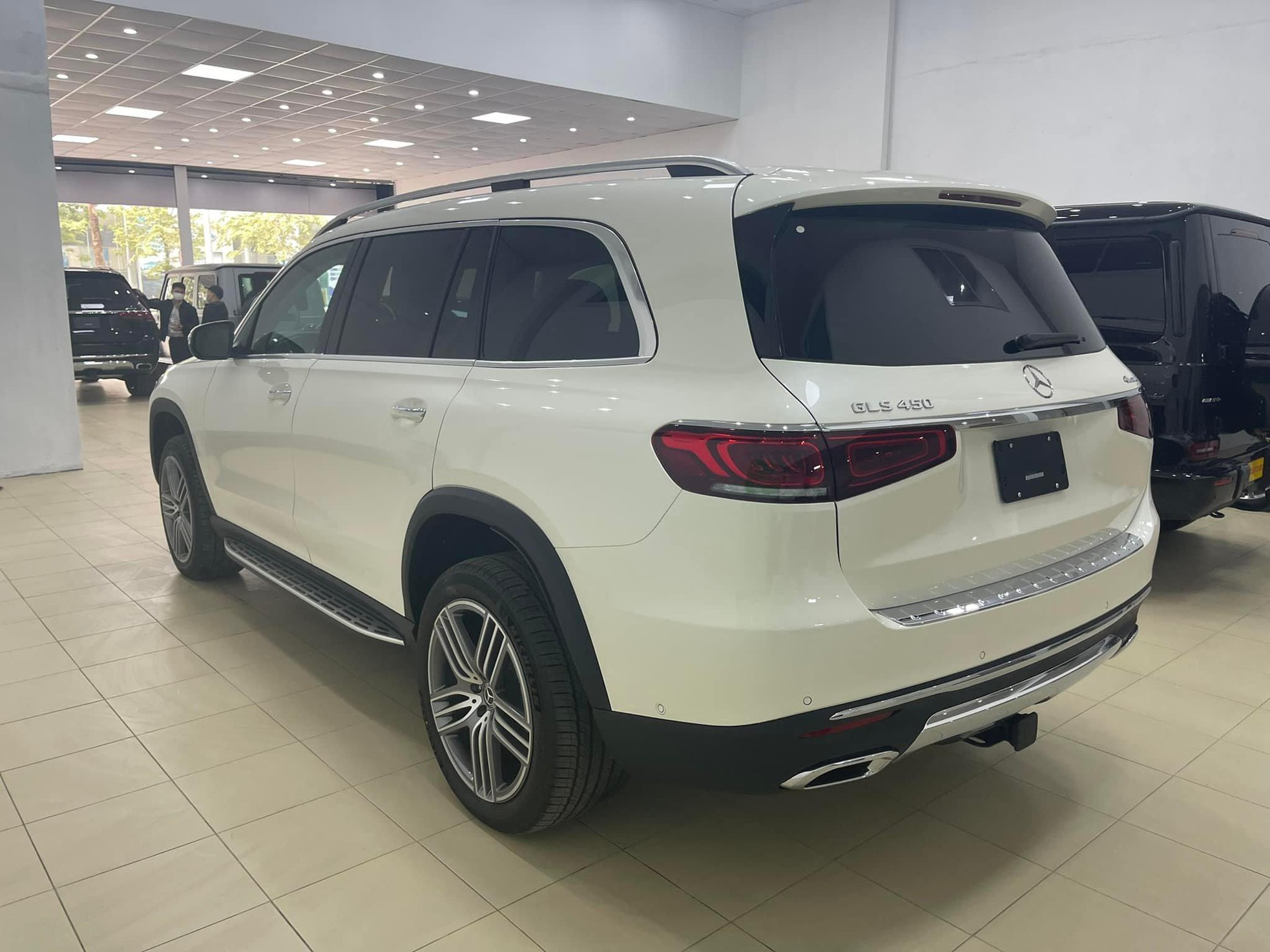 Kỳ lạ nhiều showroom bán siêu xe biếu tặng trống trơn ảnh 2