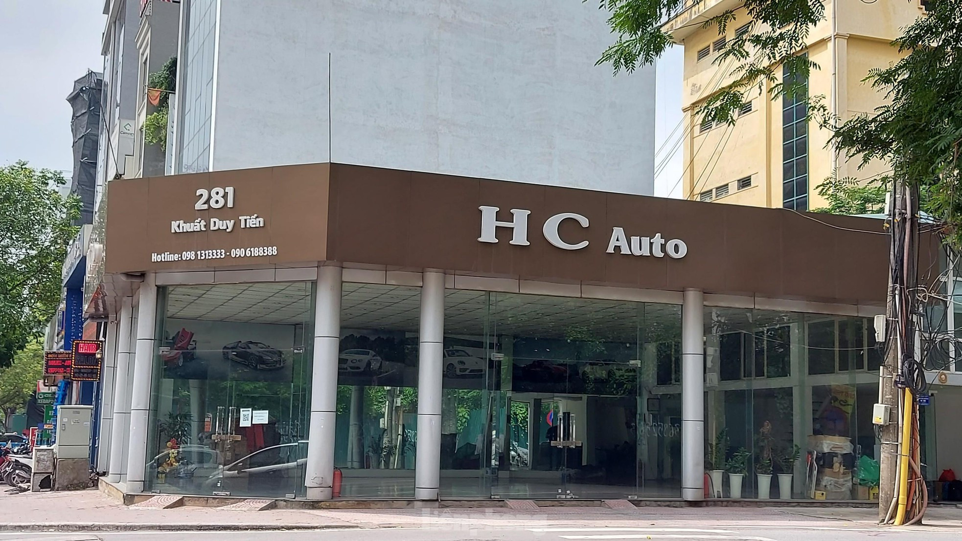 Kỳ lạ nhiều showroom bán siêu xe biếu tặng trống trơn ảnh 9