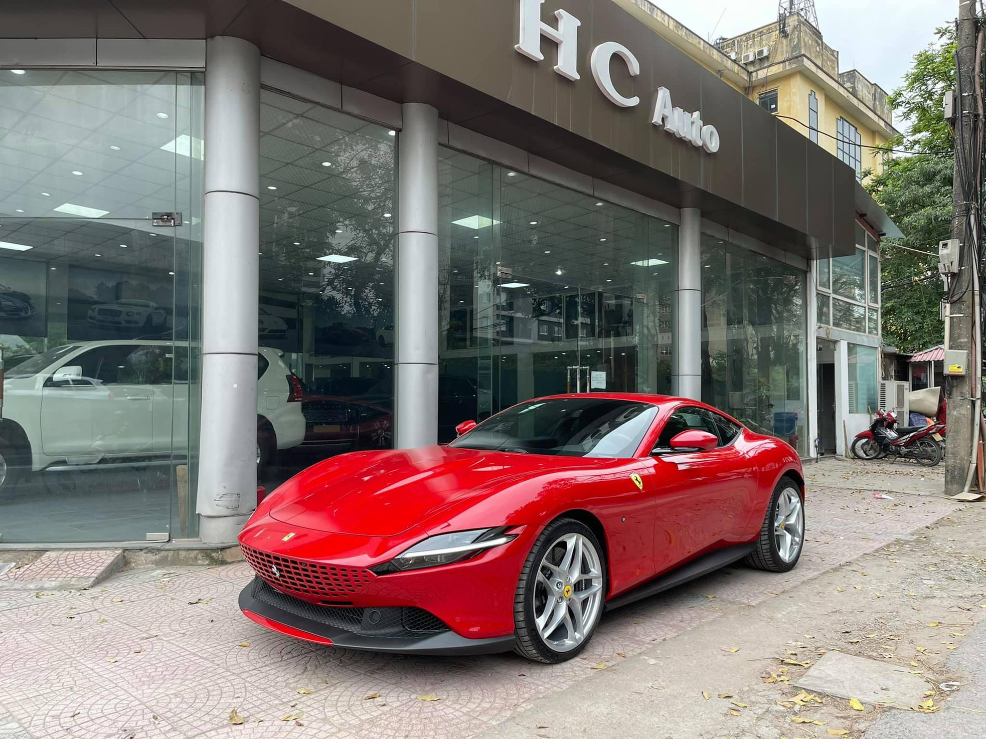 Kỳ lạ nhiều showroom bán siêu xe biếu tặng trống trơn ảnh 7