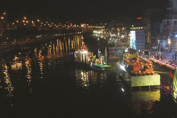 HCM City presents first floating fruit festival with trimmings