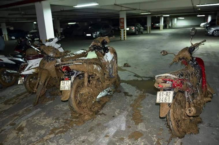 Hầm chung cư ở Sài Gòn vỡ, nhiều xe máy, ô tô bị vùi lấp